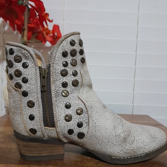 Distressed White Leather Metal Studs Corky's Girl Ankle Boots Size 7 PREOWNED - Picture 10 of 10